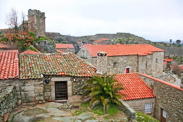 Sortelha 城堡墙和塔 — 图库照片