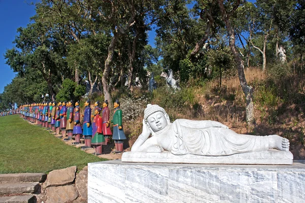 Buddha och två rader av terrakottasoldater — Stockfoto