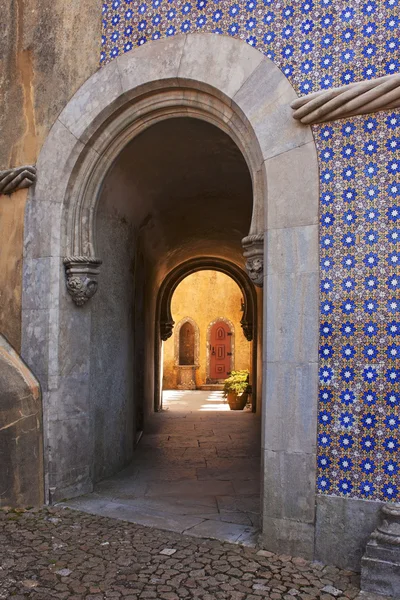 Arch of the entrance in the courtyard — Stock Photo, Image