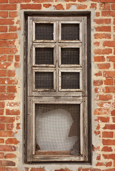 Turuncu bir duvarında pencere — Stok fotoğraf