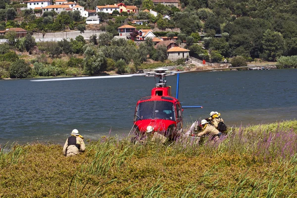 Helicóptero de combate a incêndios - Tripulação — Fotografia de Stock