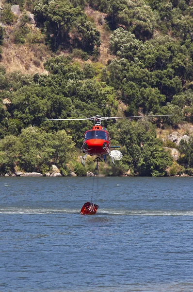 消防直升机-水 — 图库照片