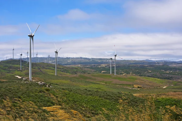 Plusieurs moulins éoliens éoliens - Meadas (hanks) sierra — Photo