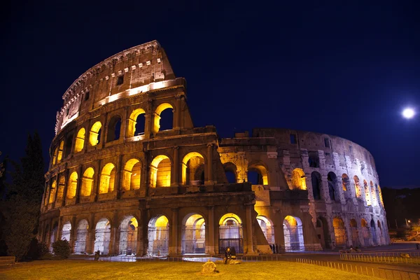 Koloseum přehled měsíc noc Řím Itálie — Stock fotografie