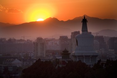 Beihai stupa günbatımı ve dağlar Pekin Çin ile