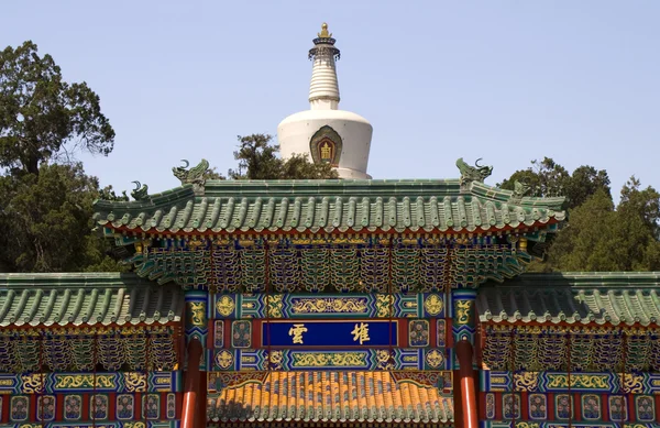 Chmura bramy stupa beihai park Pekin, Chiny — Zdjęcie stockowe