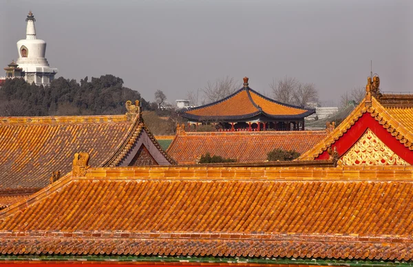Beihai sztúpa kék pavilon tiltott város sárga tetők gugong pa — Stock Fotó