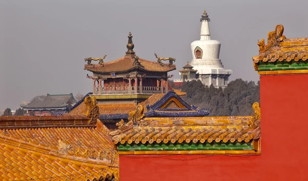 Beihai stupa żółte dachy pejzaż Zakazane Miasto palace beijing c — Zdjęcie stockowe