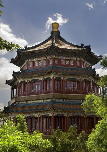 Longevity hill tower av doften av buddha sommaren palac — Stockfoto