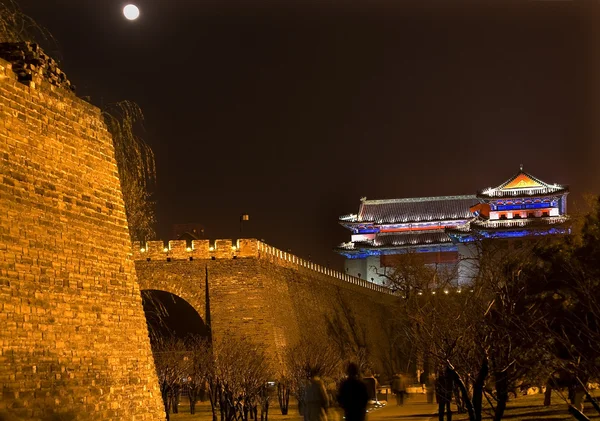Městské zdi parku v noci měsíc jihovýchodní věž dongguan muži beij — Stock fotografie