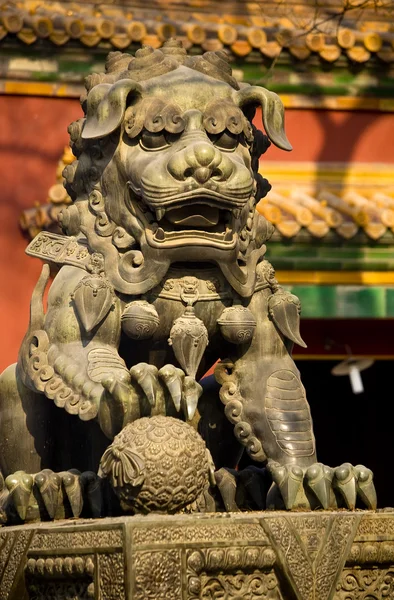 Dragon bronzen standbeeld yonghe gong boeddhistische tempel beijing china — Stockfoto