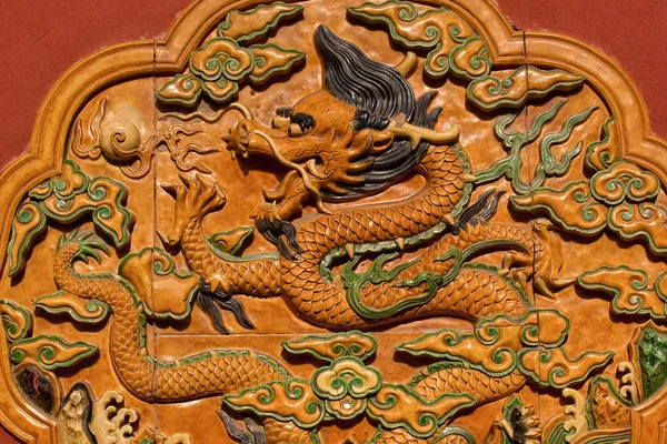 Dragão decoração cerâmica parede amarela Cidade Proibida Pequim — Fotografia de Stock
