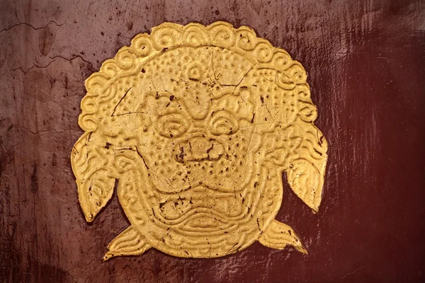 Złoty Smok symbol czerwony drzwi lato Pałac Pekin Chiny — Zdjęcie stockowe