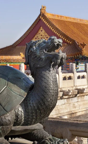 Dragon tortise bronzen standbeeld gugong verboden stad paleis beijin — Stockfoto