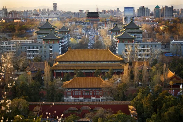 Парк Цзиньшань смотрит на север на башню Друм в Пекине Обзор Китая — стоковое фото