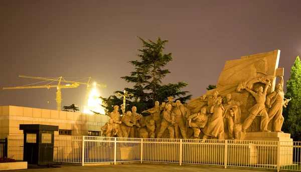 毛泽东雕像前墓天安门广场北京中国之夜 — 图库照片