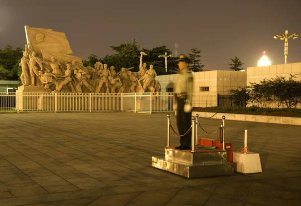 마오 tse 치 퉁 동상 천안문 광장 베이징 중국 밤 policem — 스톡 사진