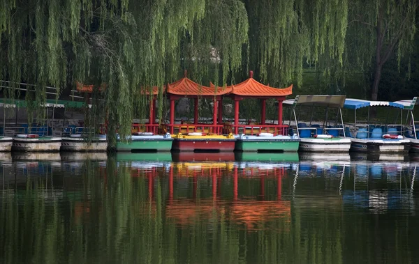 Boten en reflecties paarse bamboe park beijing china — Stockfoto