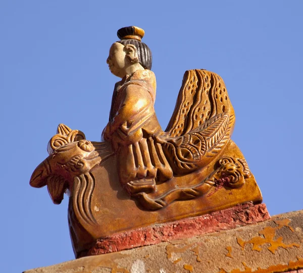 Střešní figurka žlutého střechy gugong Zakázané město palác Peking — Stock fotografie