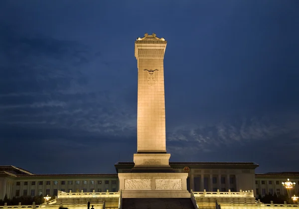 Monument to 's Heroes of the Revolution Tiananmen Square — Stock Photo, Image