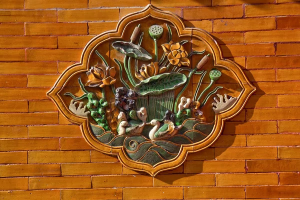 Keramik Enten Wasser Szene Dekorationen gelbe Wand verboten cit — Stockfoto