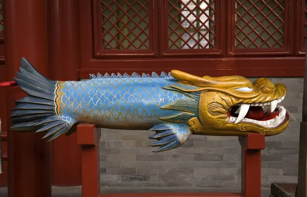 Houten dragon vis bell fayuan boeddhistische tempel beijing china — Stockfoto