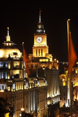 shanghai Bund gece Çin bayrakları