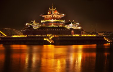 oude tempel nacht reflectie brug jinming lake kaifeng chin