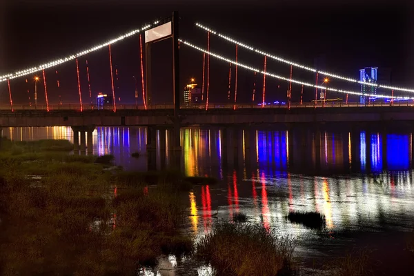 Puente de Jiangqun en la noche de cerca con reflexiones Fushun China —  Fotos de Stock