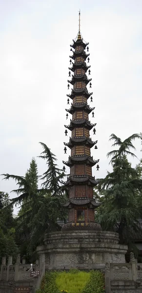 Tunn lång brun pagoda wenshu yuan buddhistiska tempel chengdu sichu — Stockfoto