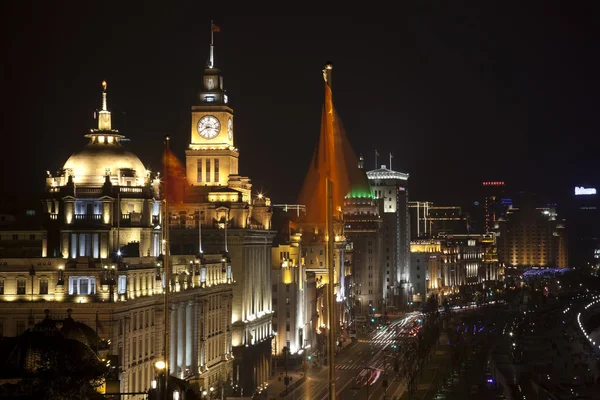 Shanghai bund bij nacht china vlaggen cars — Stockfoto