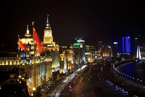 Shanghai Bund arabalar ile gece — Stok fotoğraf