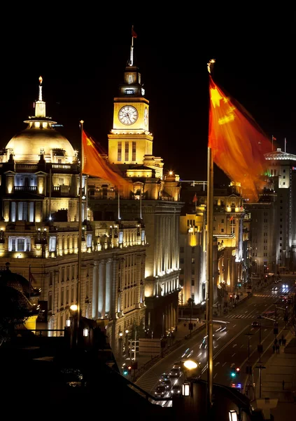 Shanghai bund på natten Kina flaggor bilar — Stockfoto