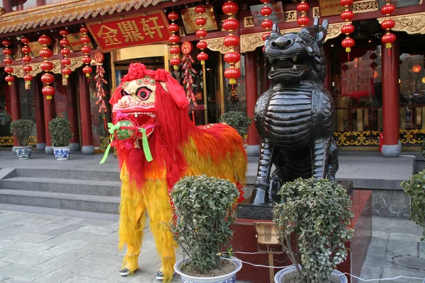 Çin ay yeni yıl süslemeleri Restoran dışında — Stok fotoğraf