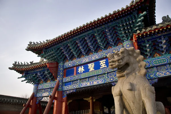 Entrada portão túmulo de Confúcio pátio qufu shandong, china — Fotografia de Stock