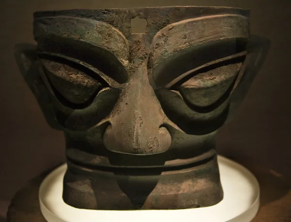 Maska duży ciemny brąz statua sanxingdui Muzeum chengdu Syczuan — Zdjęcie stockowe