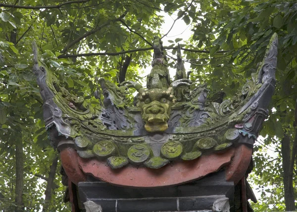 Boeddhistische Green dragon standbeeld tuin baoguang si schijnt schat — Stockfoto