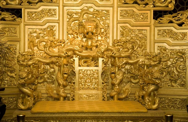 Chiński cesarz złoty tron z reprodukcji smoki — Zdjęcie stockowe
