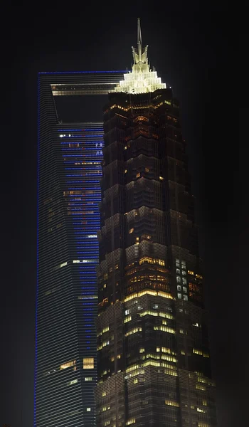 Velké finanční centrum mrakodrapy v noci Šanghaj, Čína — Stock fotografie