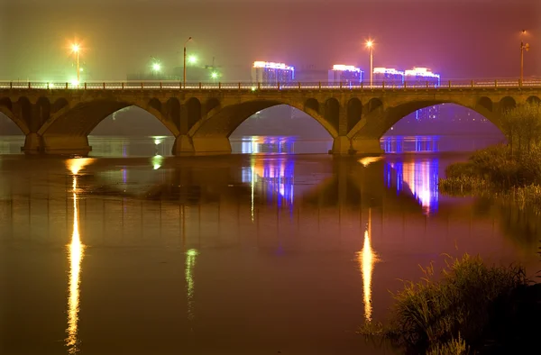 Brücke hun Fluss in der Nacht mit Reflexionen liaoning Provinz chi — Stockfoto