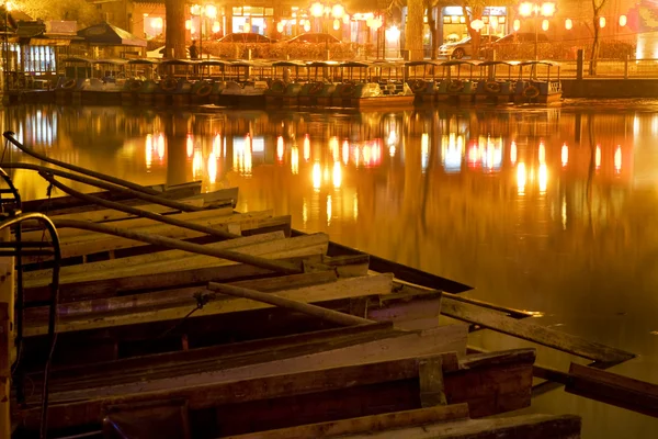 Barcos de madeira Houhai Lake Beijing China à noite — Fotografia de Stock