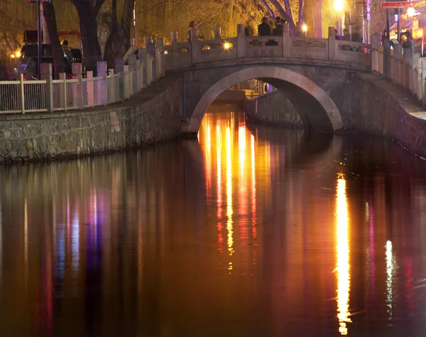 Ночь моста Серебряный Всадник Озеро Хоухай, Пекин, Китай — стоковое фото