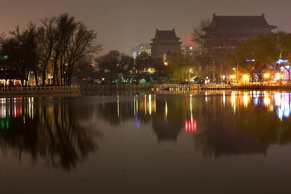 Jezioro Houhai w nocy z bębna i dzwon wieża Pekin, Chiny tra — Zdjęcie stockowe