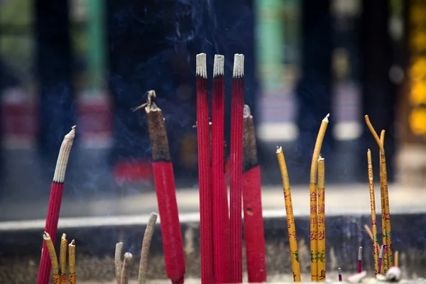 Bâtonnets d'encens fumeur Baoguang Si brillant trésor bouddhiste Tem — Photo