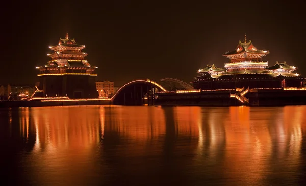 Oude tempel nacht reflectie brug jinming lake kaifeng chin — Stok fotoğraf