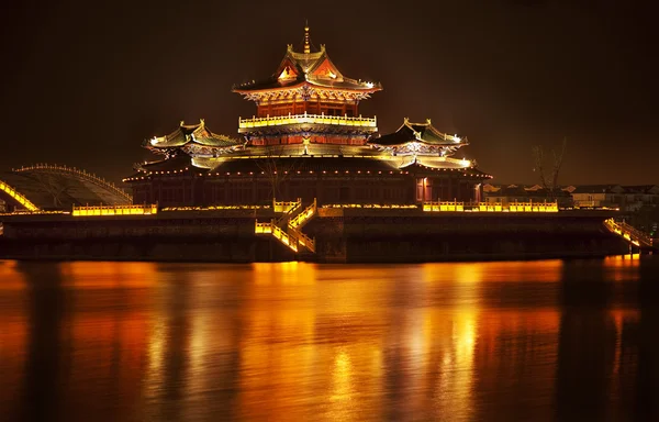 Ancient Temple Night Reflection Bridge Jinming Lake Kaifeng Chin — Fotografie, imagine de stoc