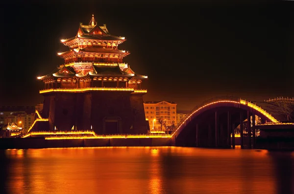 Starověký chrám v noci reflexe most jinming jezero kaifeng bradu — Stock fotografie