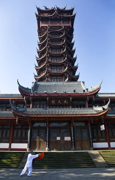 Tai chi framför jiutian tower pagoda chengdu sichuan Kina — Stockfoto