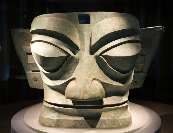 Stora tre tusen år gamla brons mask staty sanxingdui musa — Stockfoto