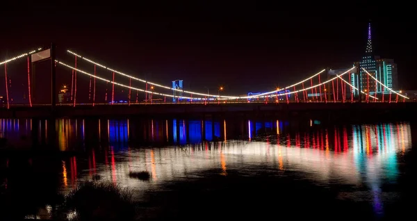 Jiangqun hídon átkelés hun folyó éjszaka fushun city, Kína — Stock Fotó